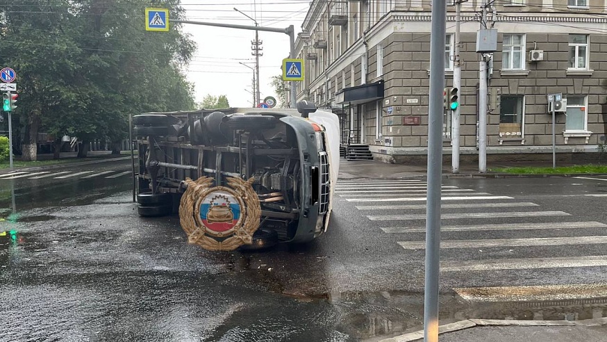 В центре Саратова из-за аварии на проезжей части перевернулась "Газель"