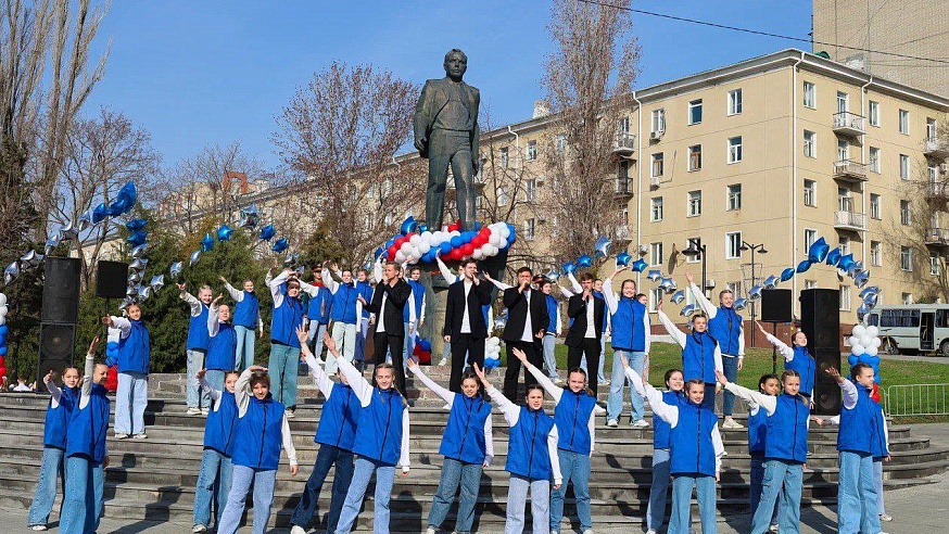 В Саратове у памятника Юрию Гагарину прошел праздничный митинг