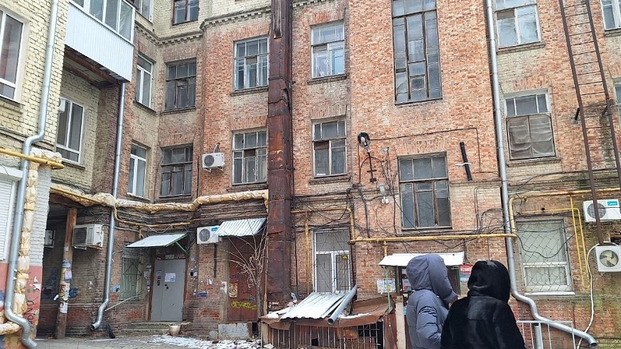 Жители многоэтажки в центре Саратова боятся, что встретят новый год в подвале