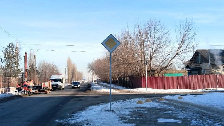 На улицах Саратова установили 12 новых дорожных знаков