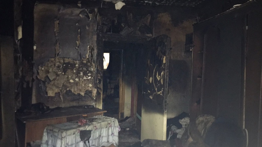 В Саратове пожарные эвакуировали жильцов старого дома