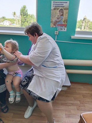 В Самойловском районе медики проверили здоровье жителей Краснознаменского поселка