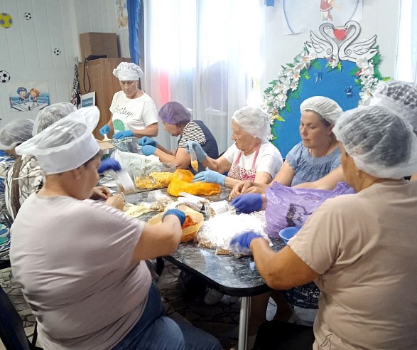 Саратовские волонтеры передают на фронт вещмешки, травяные чаи и игрушки-талисманы