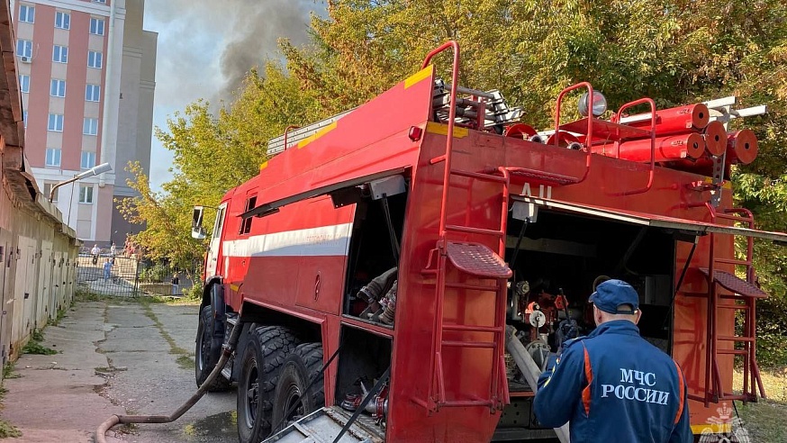 В Саратове за "Экономом" сгорел заброшенный деревянный дом