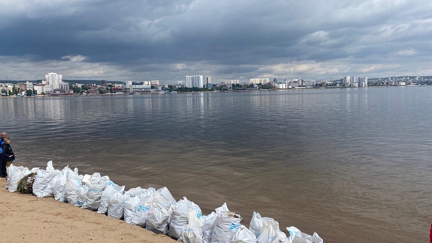 На острове около Саратова собрали 200 мешков мусора