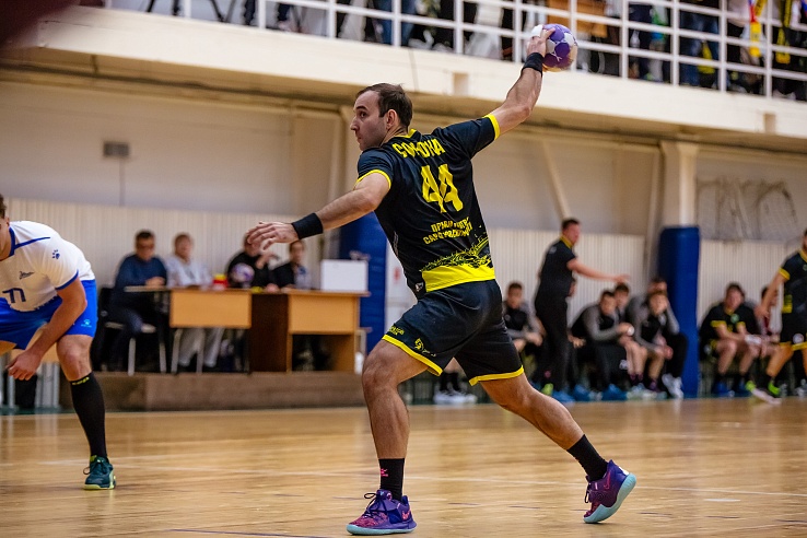 Саратовские гандболисты сыграли с чемпионом