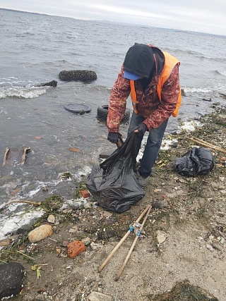В Саратове с берега обмелевшей Волги вывезли самосвал мусора