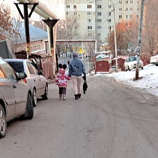 На 1-й Детской улице дети вынуждены ходить в школу по проезжей части