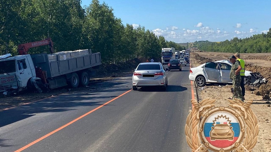 В ДТП с "КАМАЗом" под Вольском погиб водитель "Фольксвагена"