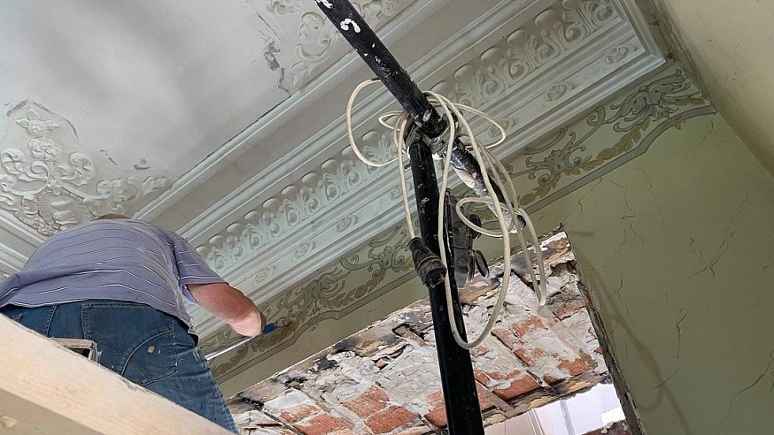 Розетка под люстру, лепнина из папье-маше: В Саратове продолжается реставрация дома Александровского
