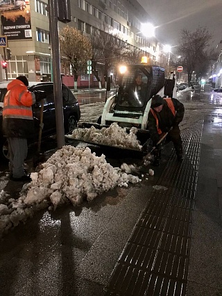 На саратовских улицах всю ночь убирали снег
