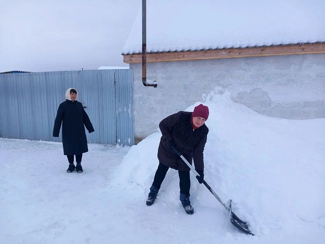В Саратовской области социальные работники помогают пожилым расчищать дворы от снега