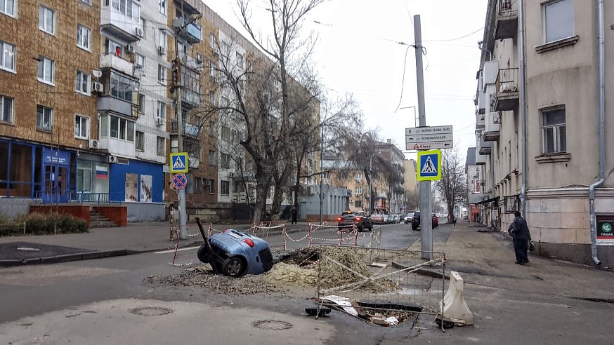 В центре Саратова иномарка провалился в яму коммунальщиков