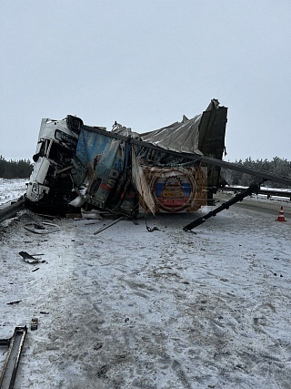 Под Саратовом в столкновении двух грузовиков погиб водитель