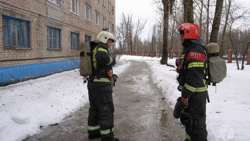 В Балакове из "горящего" общежития эвакуировали 80 человек