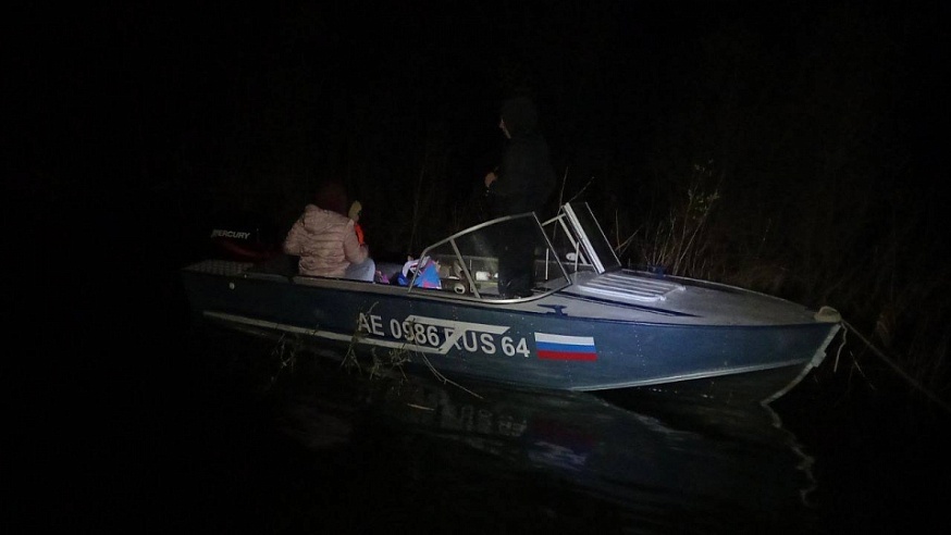 Спасатели эвакуировали пассажиров лодки на Волге