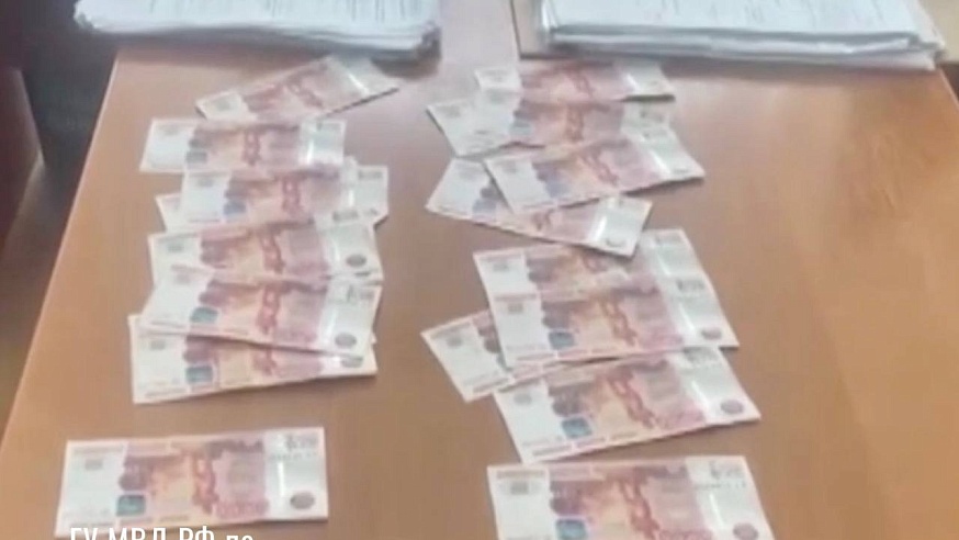 В Саратове полицейскому "под прикрытием" пытались дать 300 тысяч рублей взятки