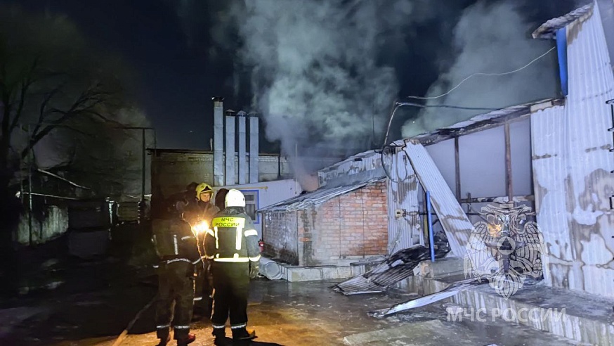 Ночью в Саратове пожарные тушили горящий завод