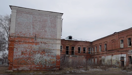 В Петровске отреставрируют здание бывшего духовного училища и построят пришкольный бассейн