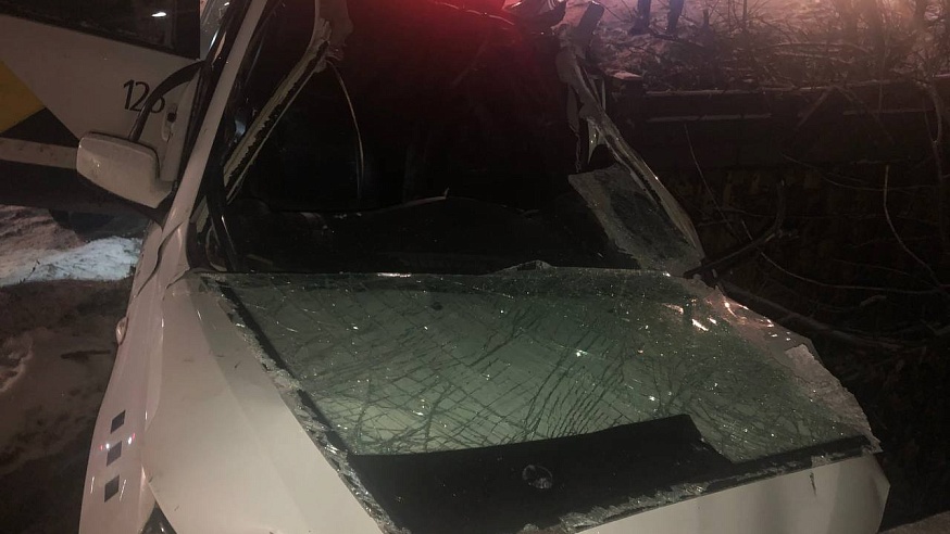 В Саратове в ДТП с фурой насмерть разбился водитель такси