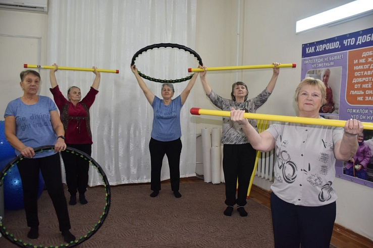 Саратовские пенсионеры занимались нейрогимнастикой и провели марш-бросок с элементами йоги