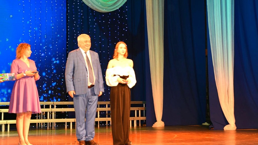 Дмитрий Плеханов вручил медали лучшим выпускникам