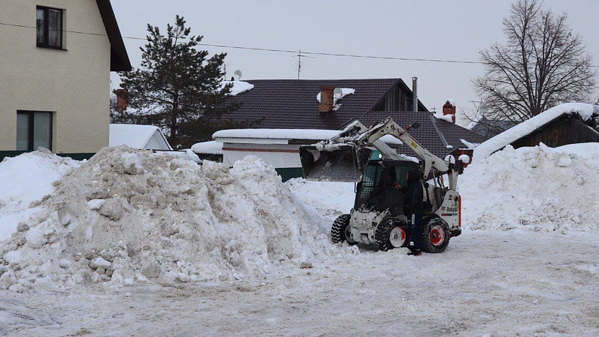 Панков проверил, как убирают снег в Волжском районе