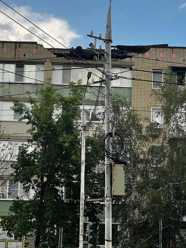 Ураган в Калининске повредил кровлю жилого дома