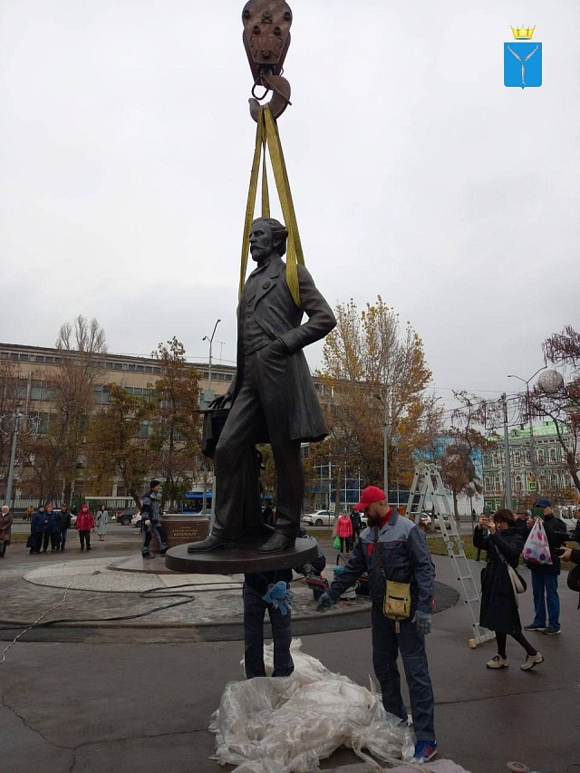 В Саратове появился памятник основателю Радищевского музея