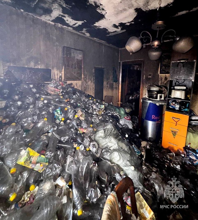 В Саратове горела набитая мусором квартира