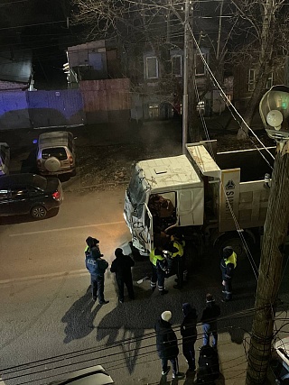В центре Саратова пьяный водитель грузовика пытался уйти от погони