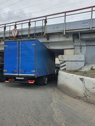 В Саратове железнодорожный мост снова "поймал" грузовик в ловушку
