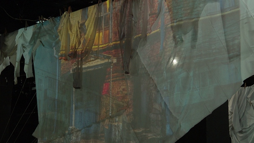 В саратовском театре декорации закрепили бельевыми веревками