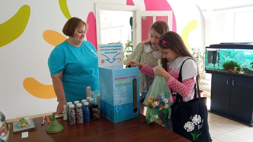 В Саратове школьница год собирала крышки от пластиковых бутылок