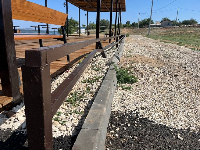 На пляже под Саратовом вандалы пытались утопить лавочки 