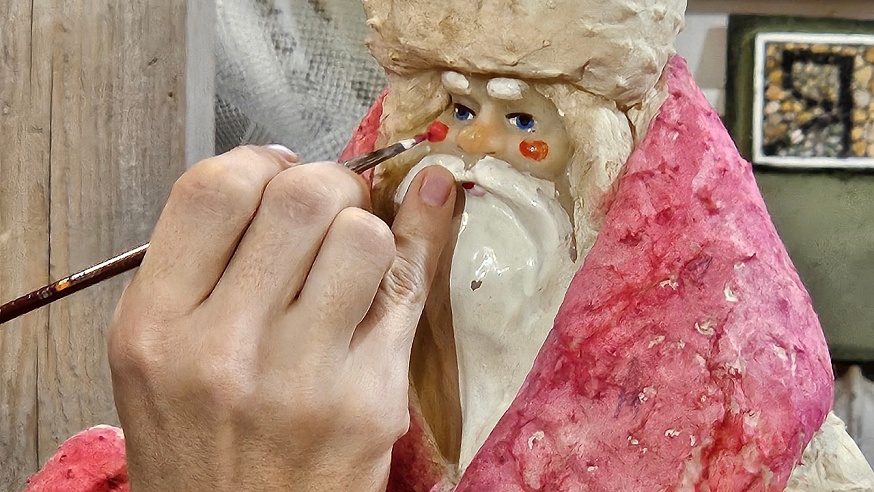 В саратовской мастерской реставрируют 70-летних Дедов Морозов
