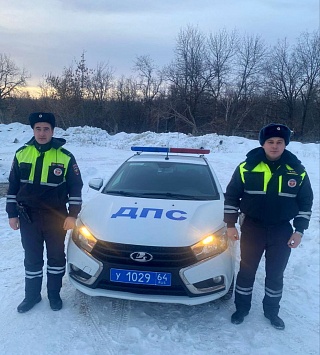 Саратовские автоинспекторы помогли водителю, в машине которого закончилось топливо 