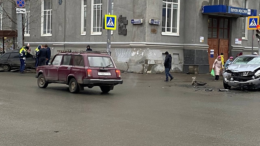 ДТП на Чапаева: легковушка улетела на тротуар