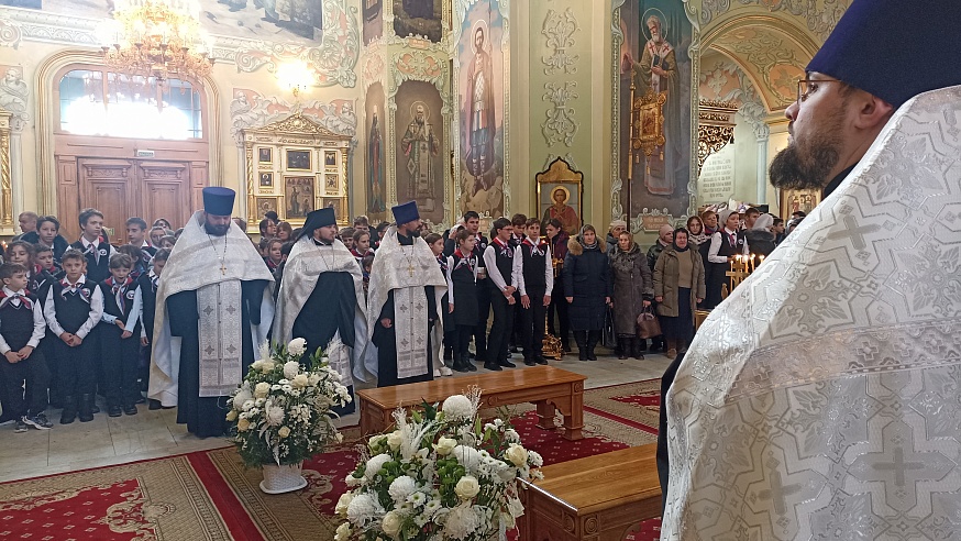 В Покровском соборе принесены саратовские архиереи ХХ века