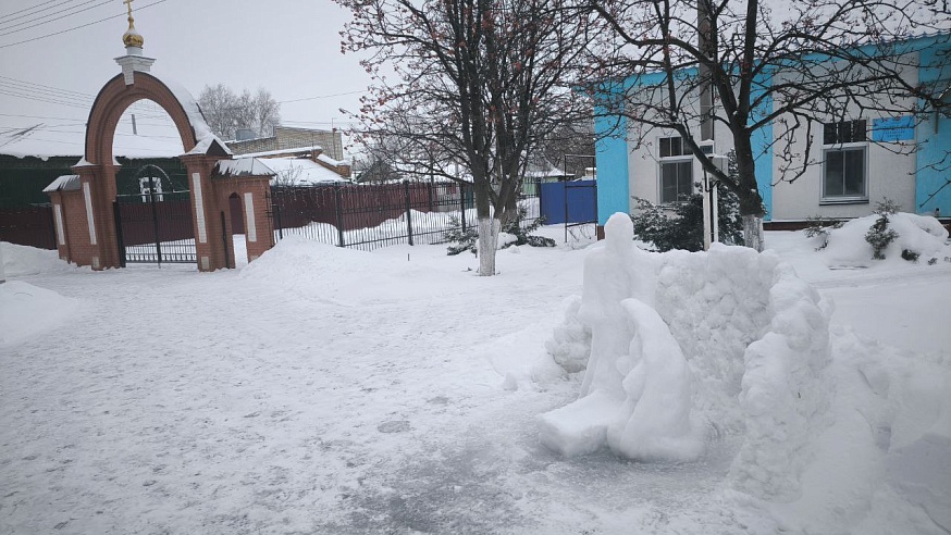 В Петровске появились новые снежные скульптуры от Алексея Новичкова