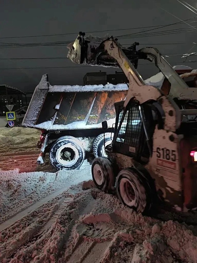 Ночью снег в Саратове расчищали около 400 единиц техники