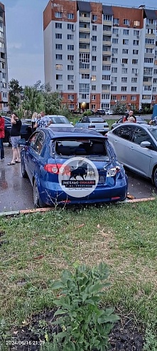 В Энгельсе из-за ветра пострадали десятки автомобилей