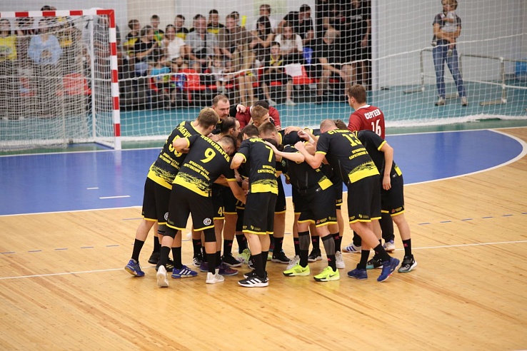 Саратовские гандболисты начали сезон с победы