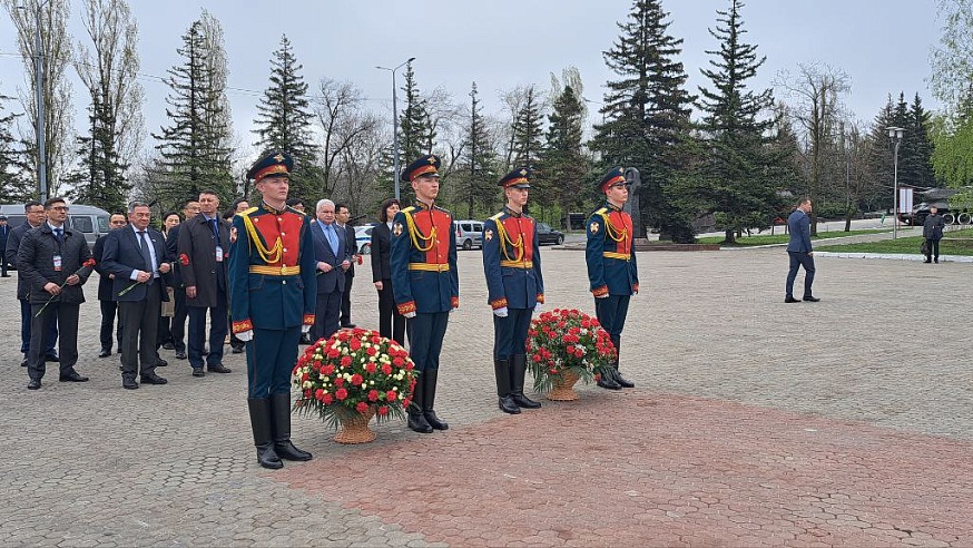 В Саратове китайский посол посетил Парк Победы и возложил цветы к Вечному огню