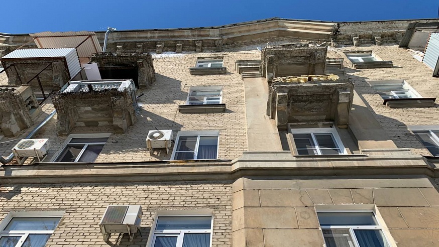 В Саратове в Октябрьском районе обрушился балкон дома