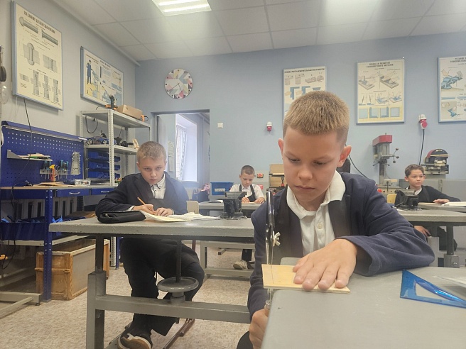 Саратовский учитель приезжает в школу на байке