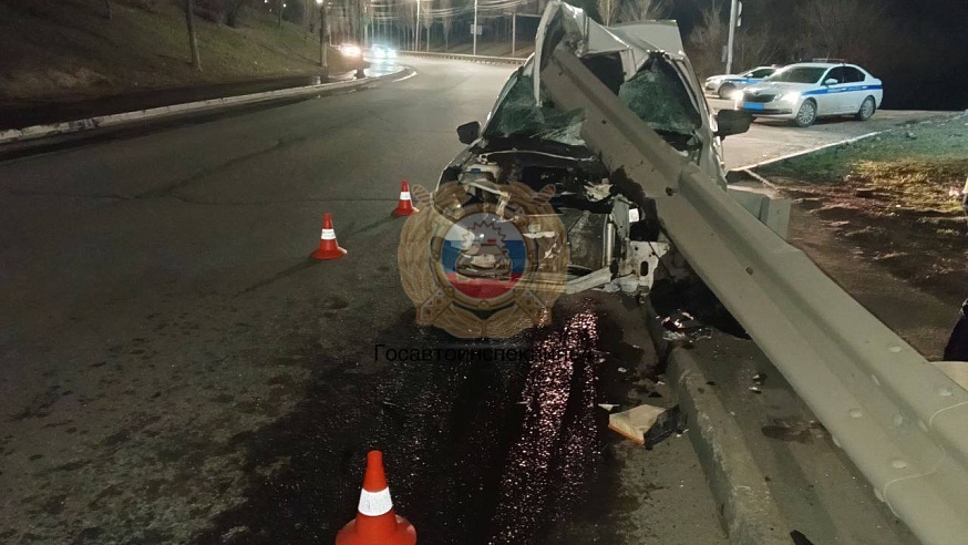 В Саратове на Симбирской водитель "Гранты" влетел в отбойник