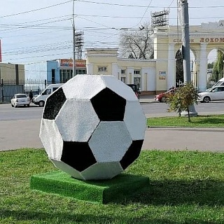 В Саратове появился гигантский футбольный мяч