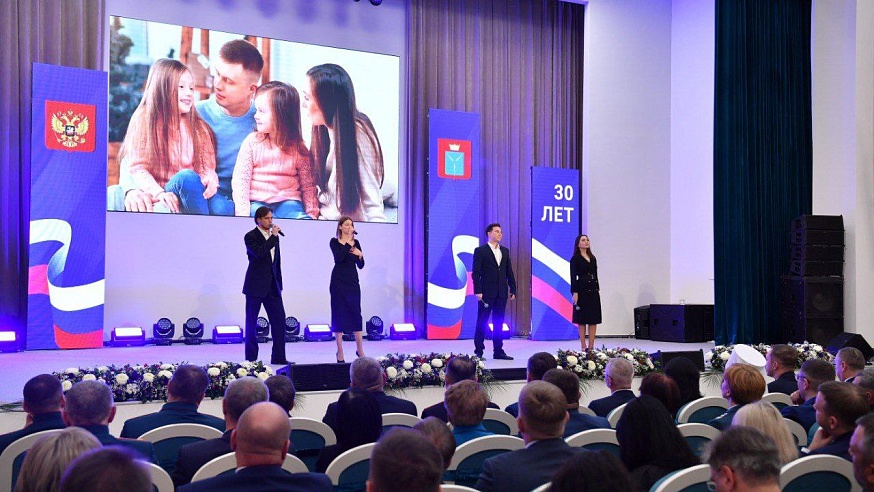 Саратовские школьники получили паспорта в День Конституции