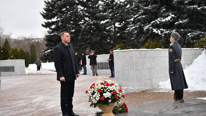 Губернатор Бусаргин почтил память павших воинов в День неизвестного солдата